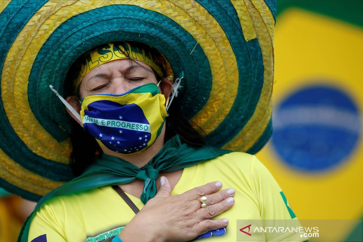 Bolsonaro berfoto dengan anak-anak, nafikkan nasihat kalangan medis