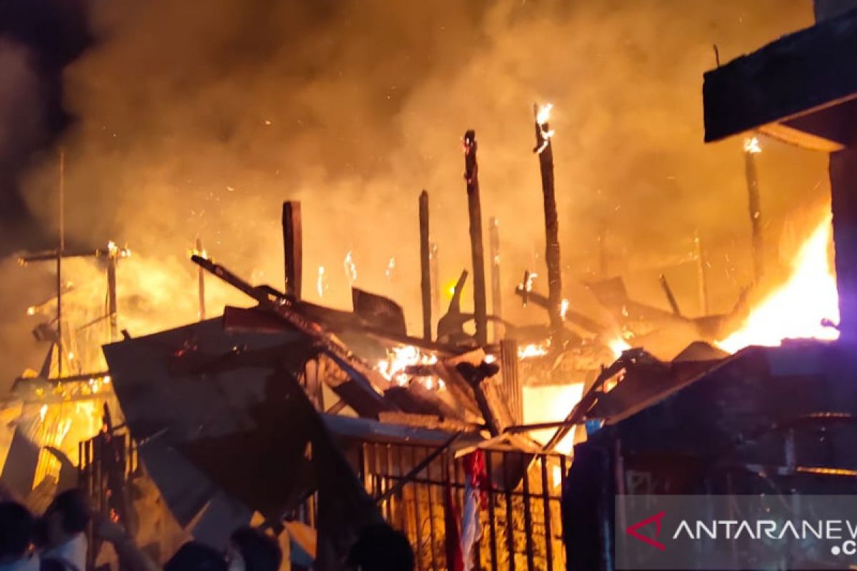 Tiga rumah warga di kelurahan Tammua Makassar dilalap si 'jago merah'