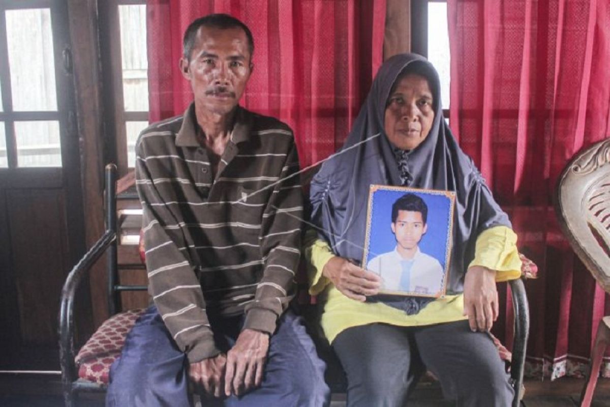 Orangtua ABK Almarhum Ari (24) memperlihatkan foto anaknya yang dilarung ke laut