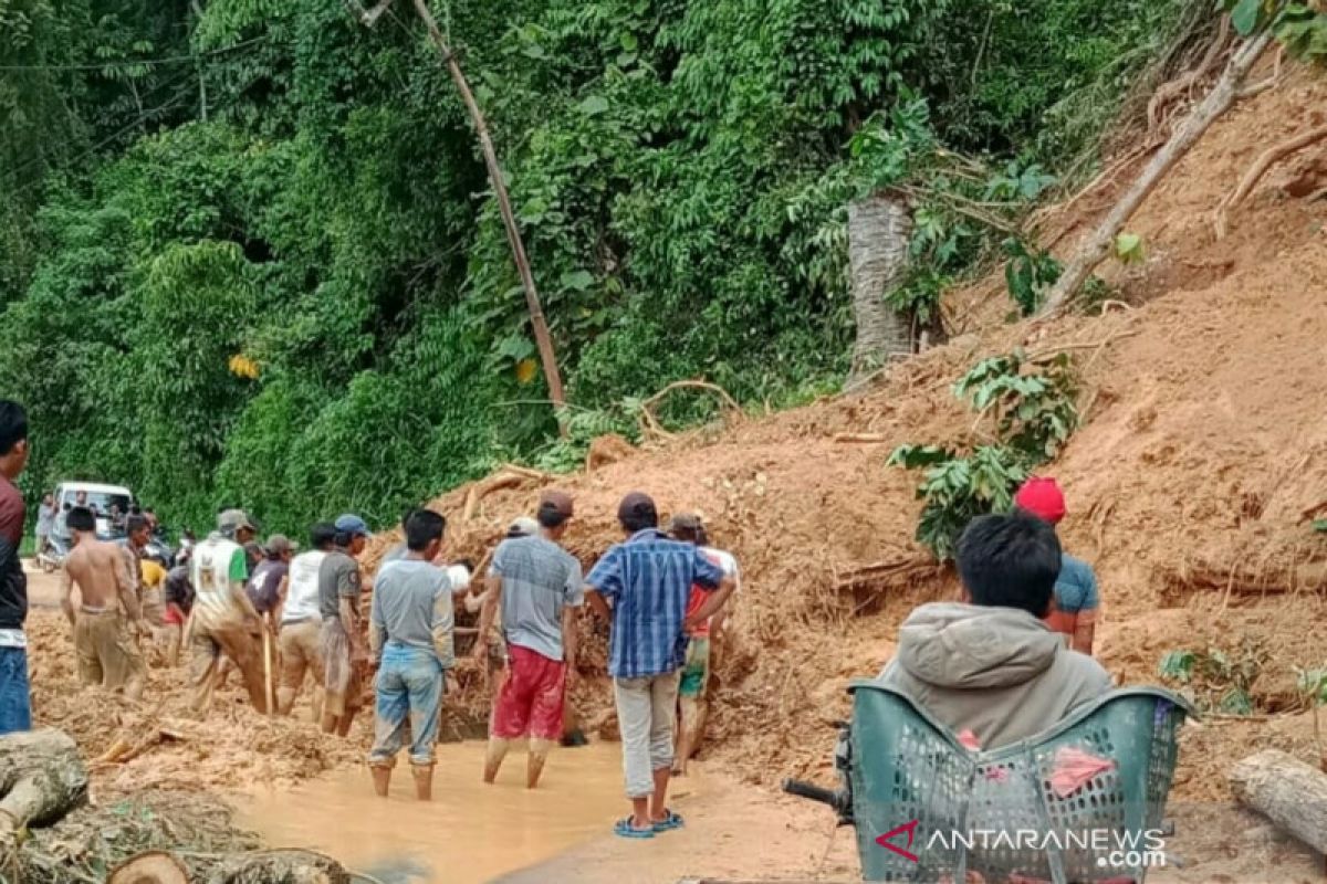 Akses jalan menuju Pulau Beringin OKU Selatan lumpuh total akibat longsor