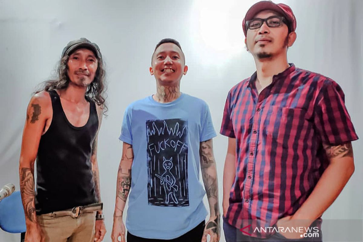 Tiga musisi rock Surabaya ciptakan lagu tentang corona