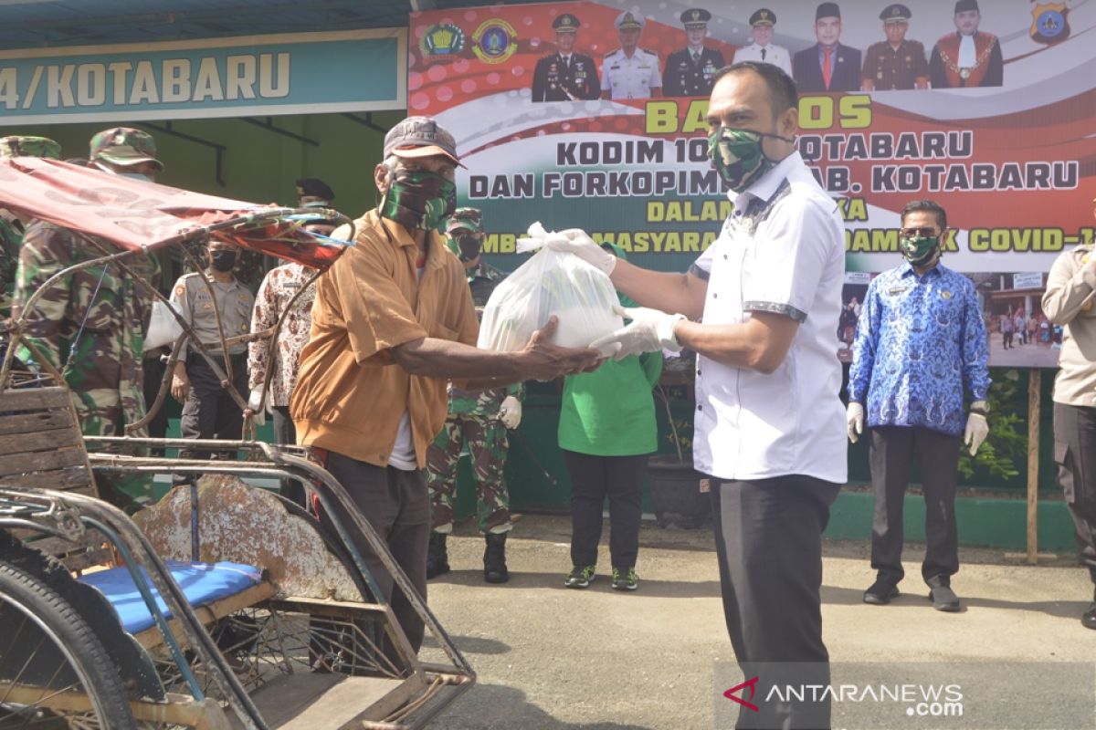 Kotabaru's Kodim and Forkopimda give food to pedicab drivers