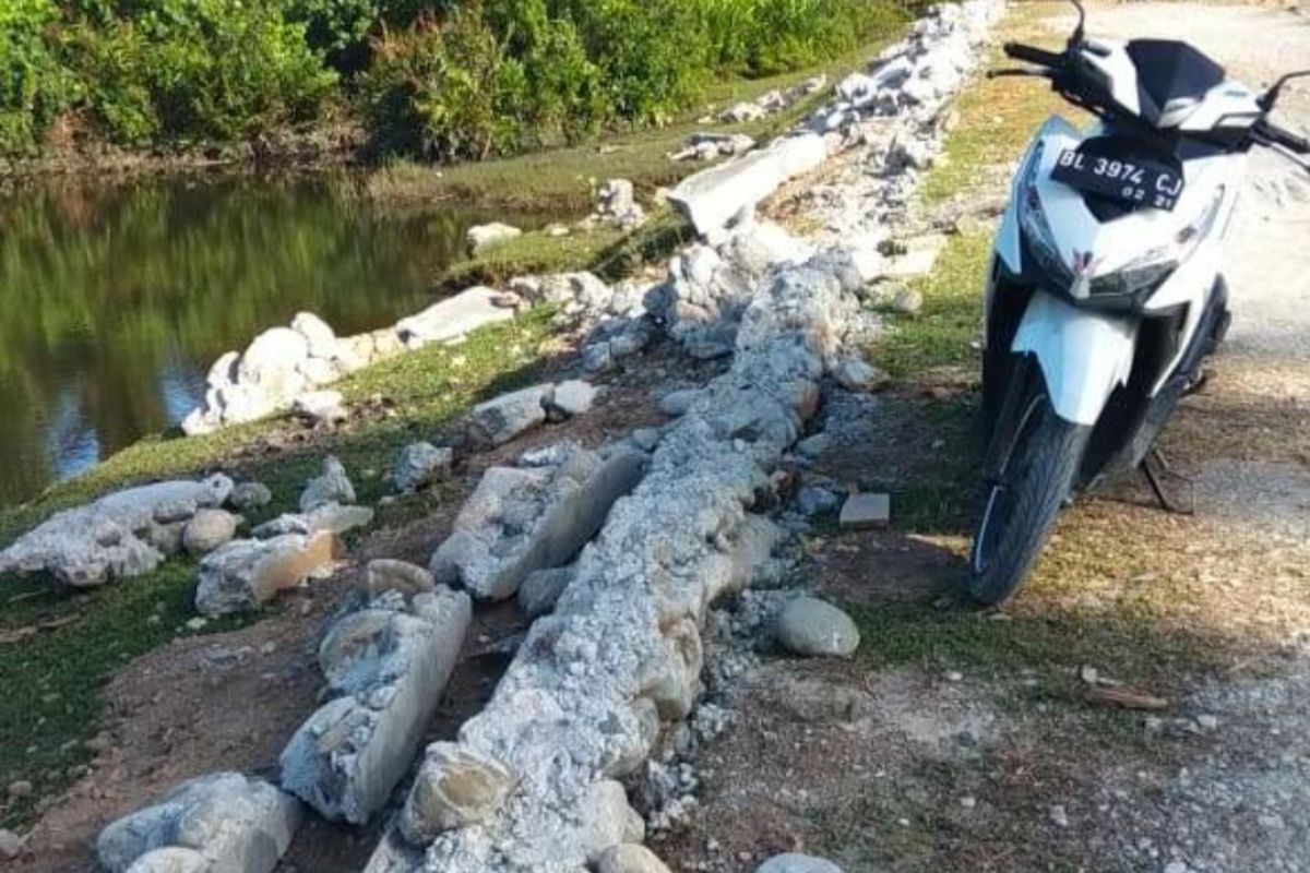 Bangunan Desa Padang Bak Jok Dirusak OTK, wabup Abdya berang