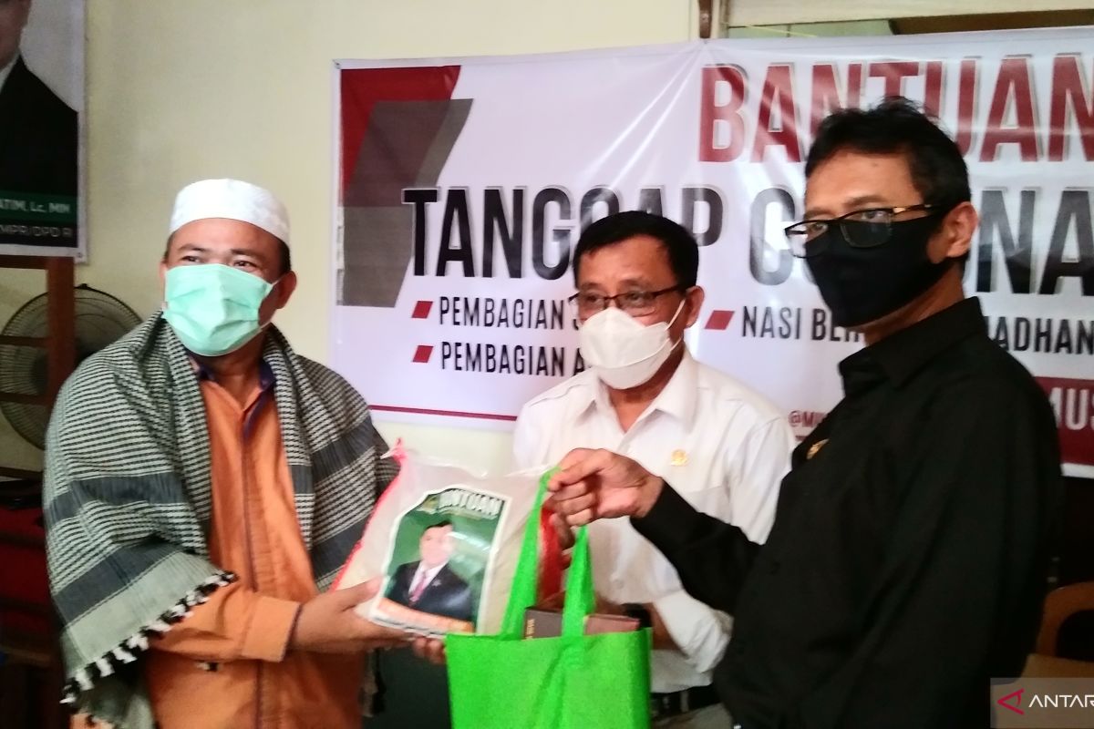 Anggota DPD RI bagikan puluhan paket bahan pokok untuk penceramah