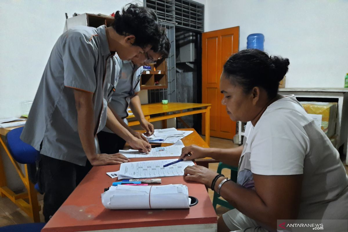 Terima BLT, warga datangi Kantor Pos hingga malam hari