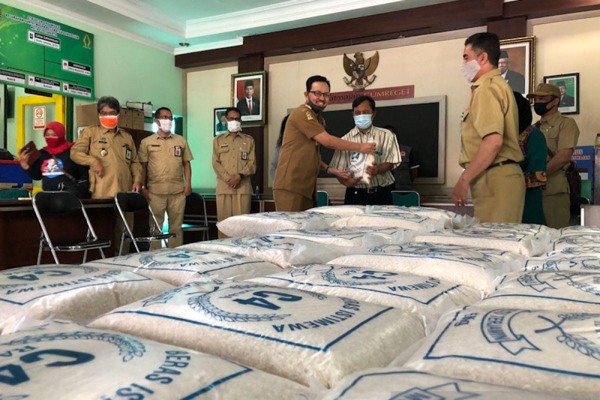 Pemkot Yogyakarta menggelar operasi pasar beras 5,55 ton di tiga kelurahan