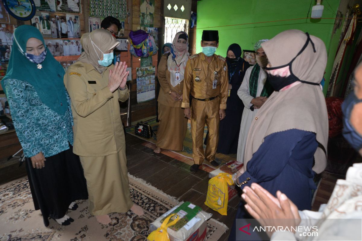 Bupati bantu sembako untuk guru ngaji, pengurus anak panti dan kaum masjid