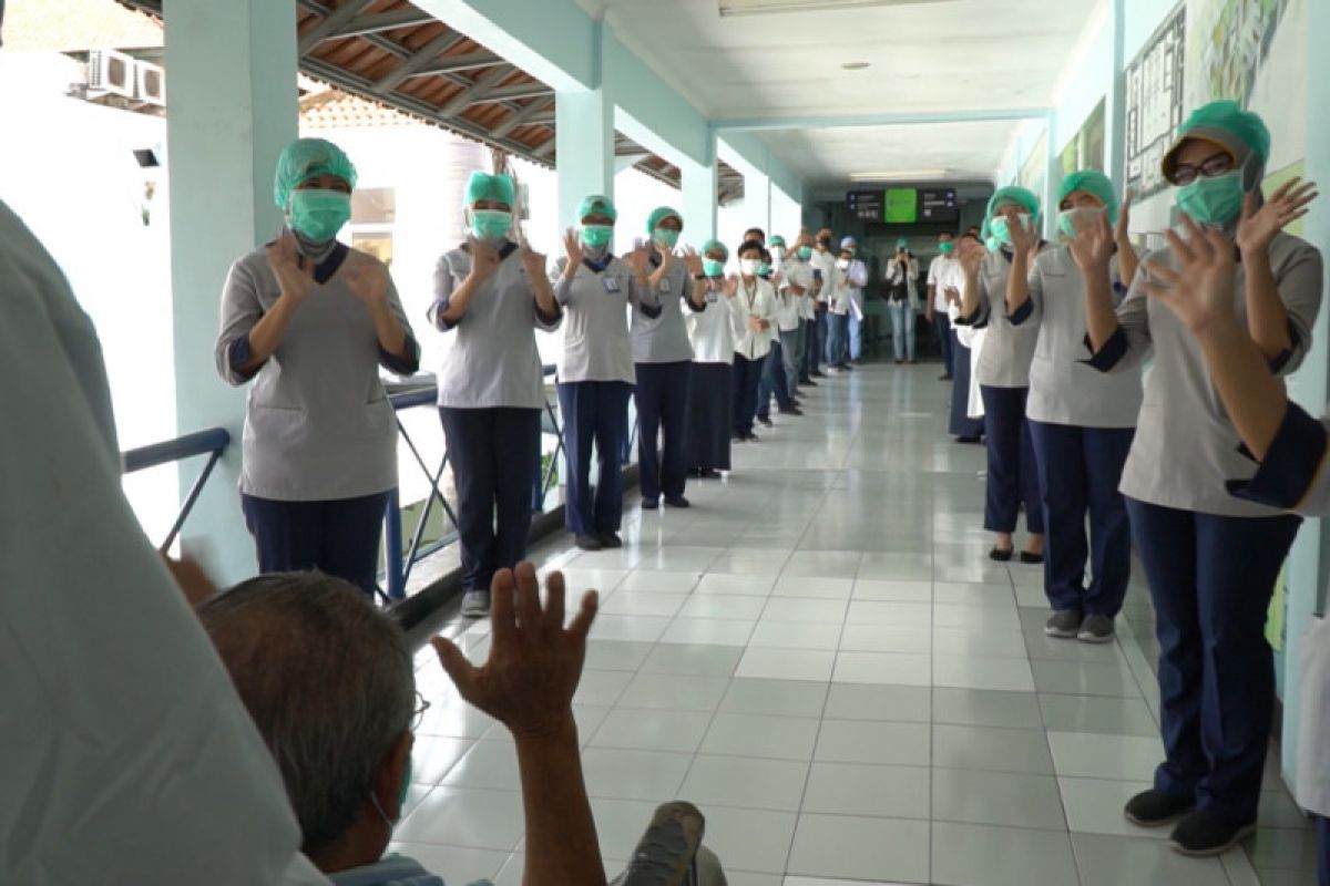 Tenaga medis RS PHC sambut pasien COVID-19 sembuh dengan berbaris