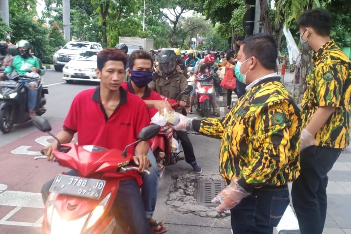 Ratusan pengendara motor di Kota Surabaya dapat takjil gratis AMPG