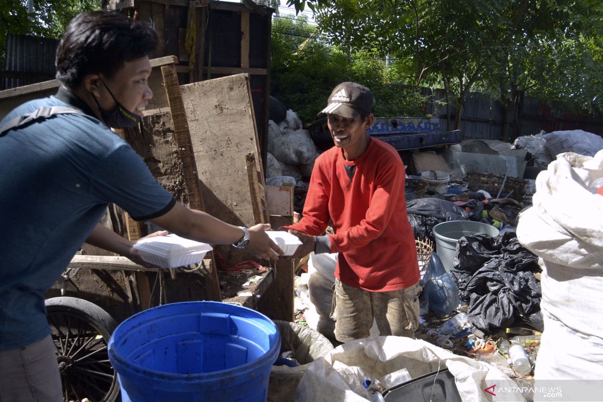 Relawan bagikan makanan dan sembako gratis kepada warga Denpasar