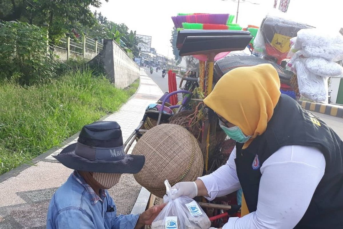 1.588 bungkus nasi ikan dibagikan  kepada  warga terdampak COVID-19