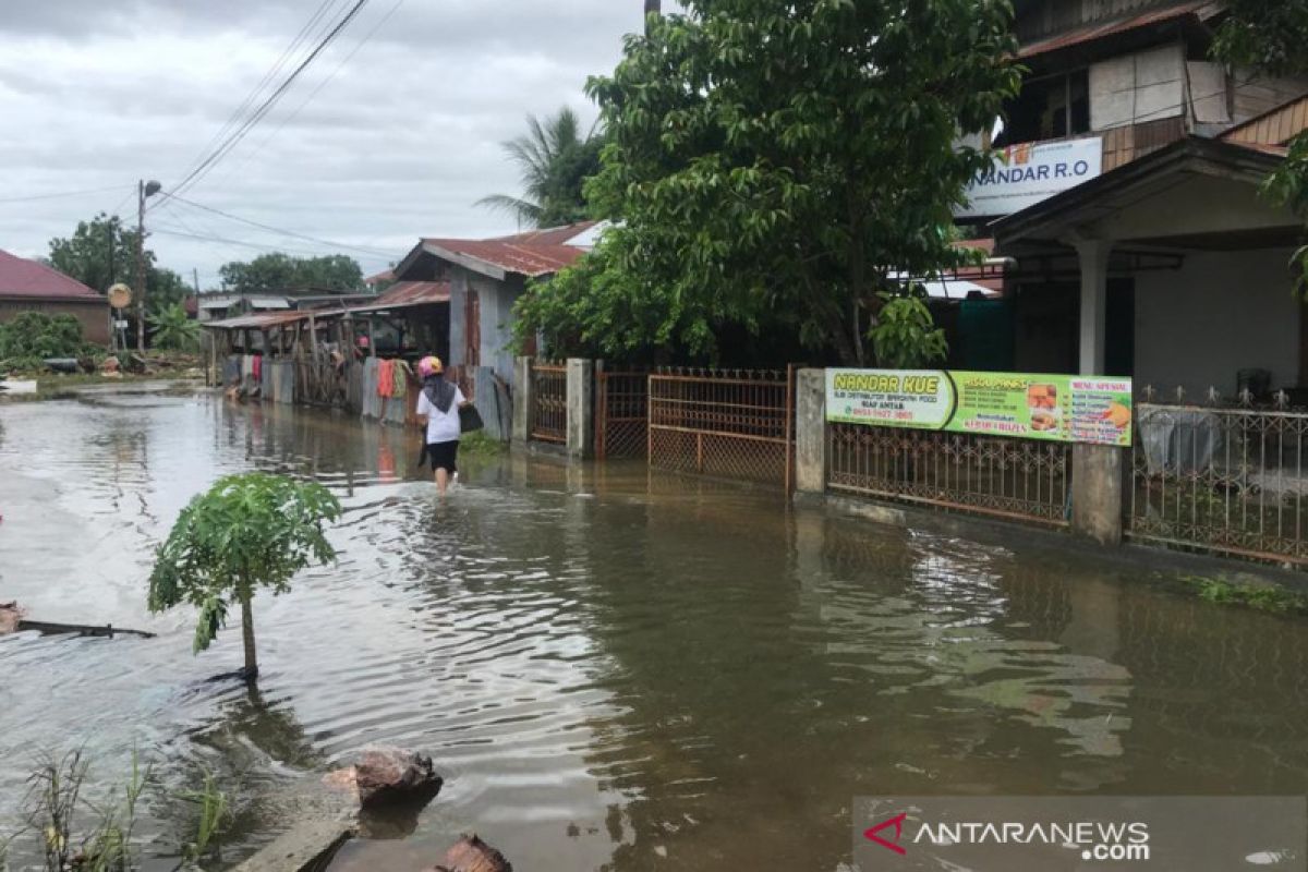 Banjir Aceh Besar surut, warga mulai bersihkan rumah