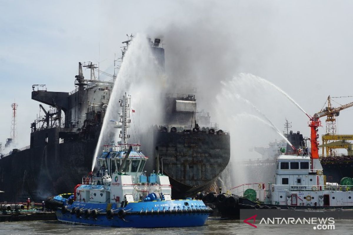 Kapal tanker terbakar di Pelabuhan Belawan