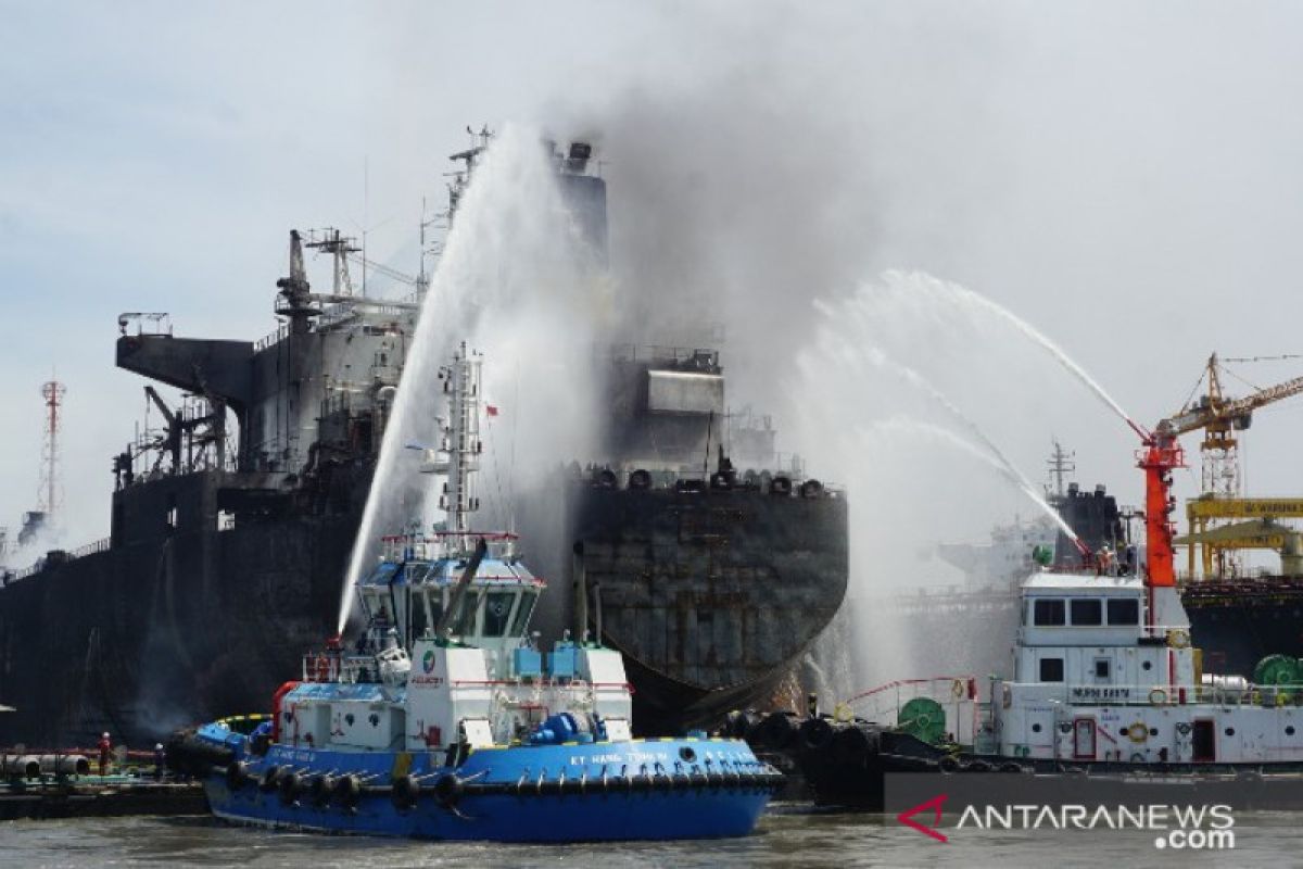 Puluhan pekerja terjebak di kapal tanker terbakar di Pelabuhan Belawan, petugas masih lakukan evakuasi