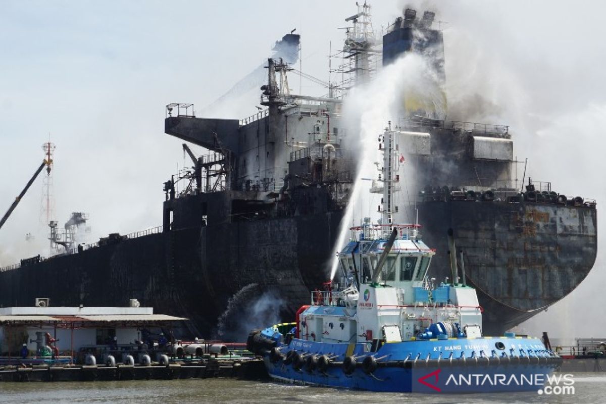 Puluhan pekerja di kapal tanker terbakar belum diketahui nasibnya