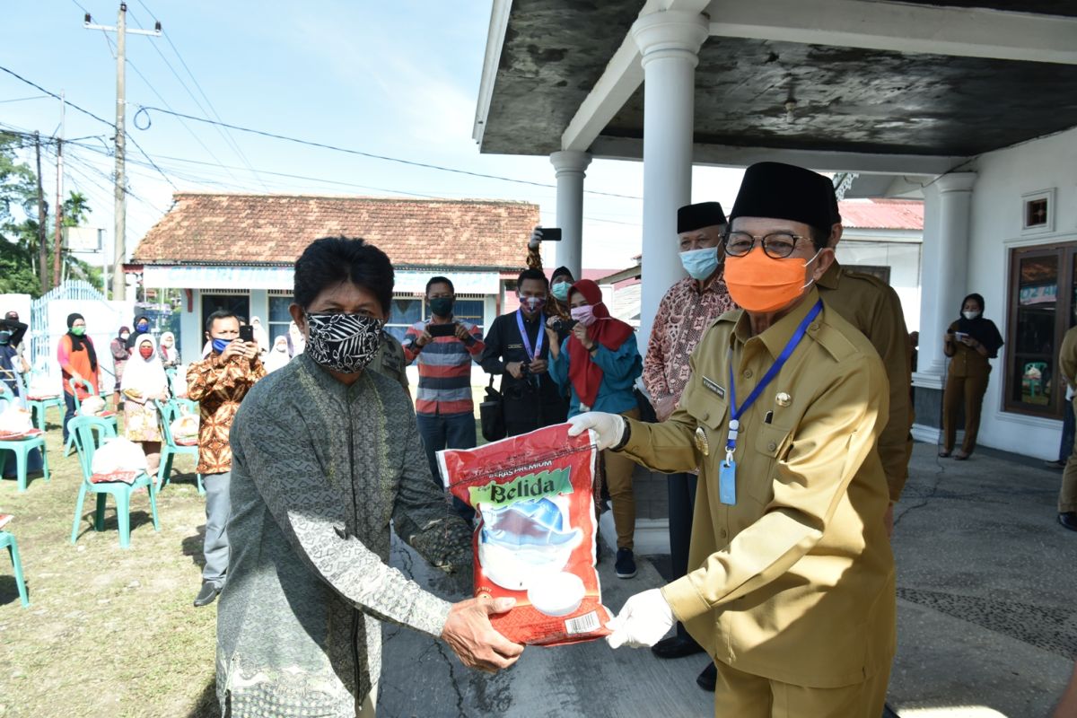 Gubernur bagikan 500 paket sembako dari PUSKUD ke masyarakat