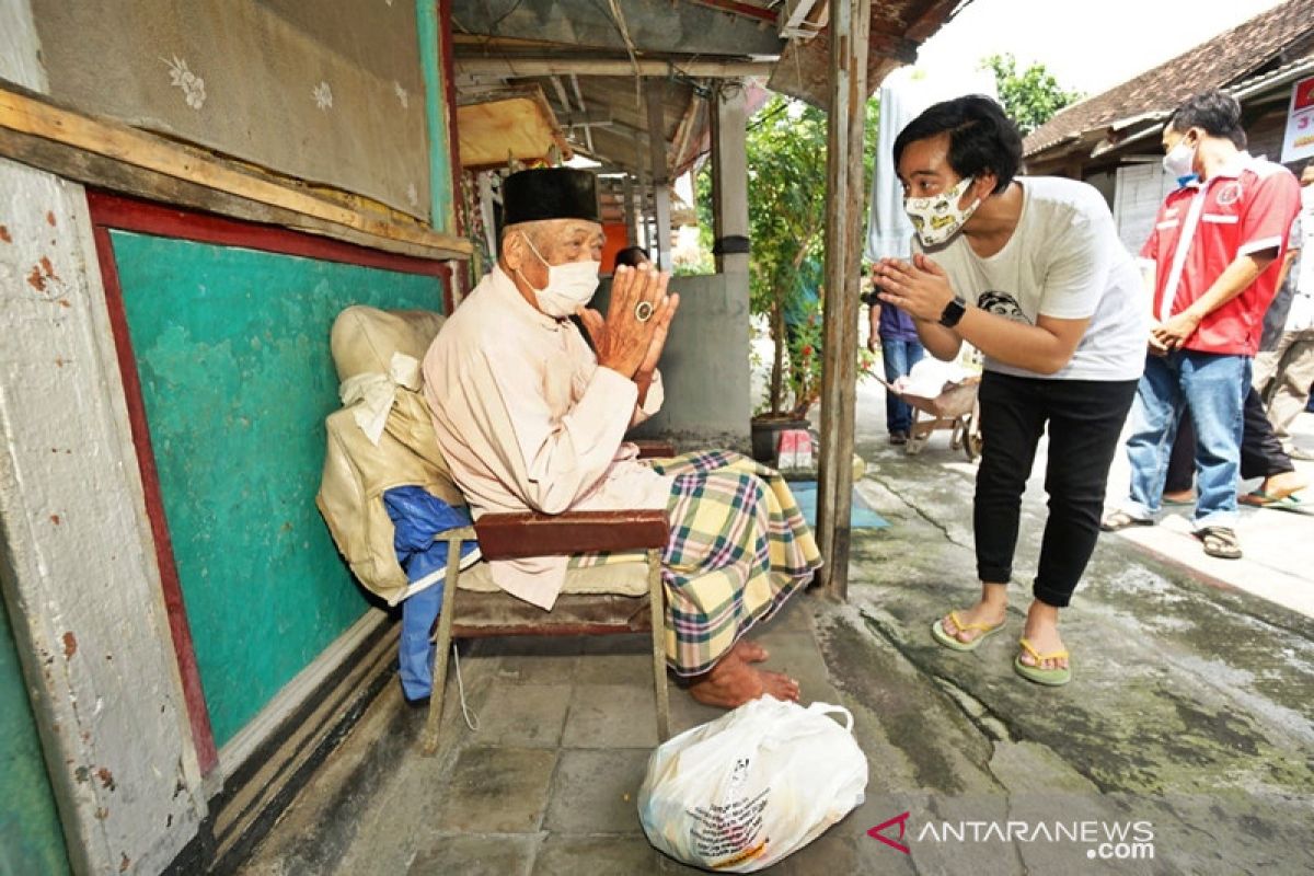 Gibran bagikan ratusan paket sembako warga terdampak