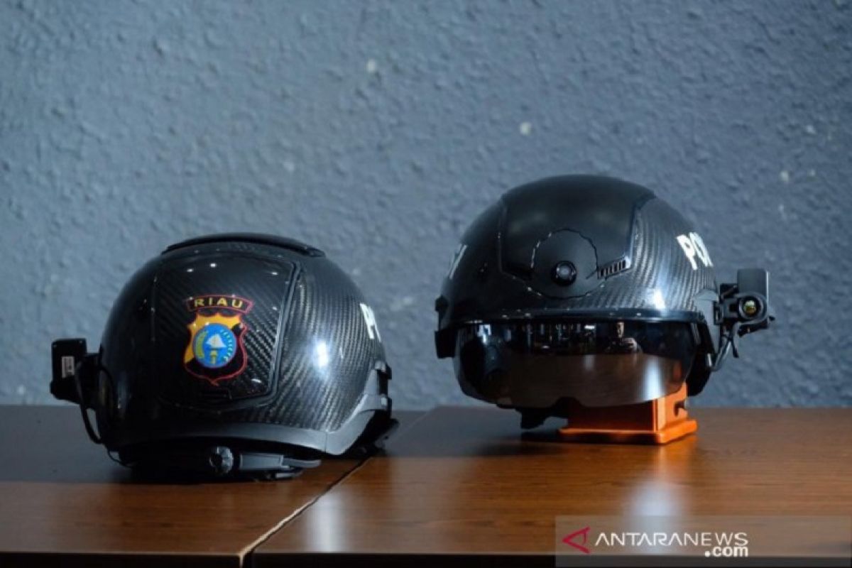 Polda Riau gunakan 10 helm pintar bikinan China
