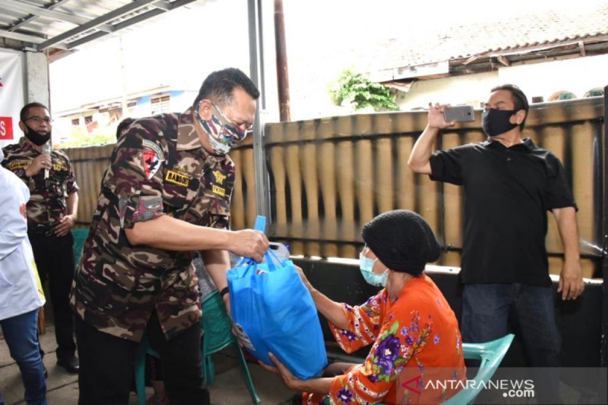 Ketua MPR berikan sembako ke veteran dan warakawuri TNI/Polri