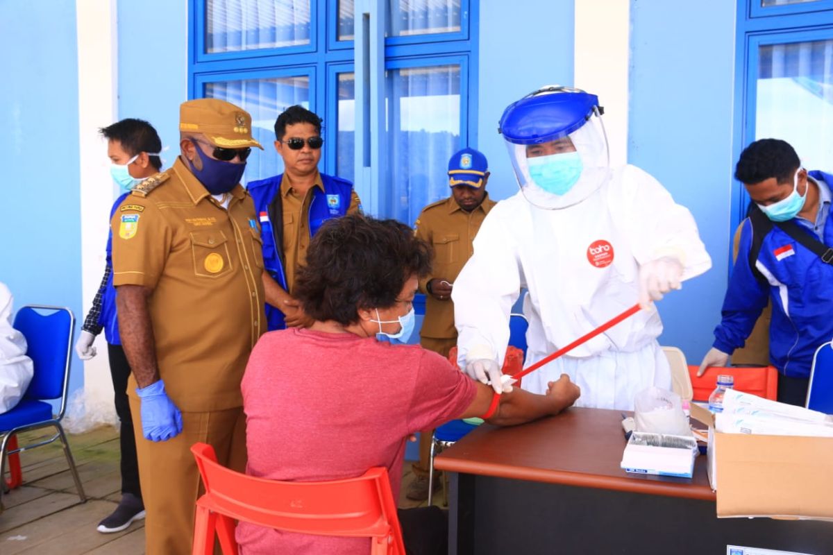 Warga distrik Kobakma  Mamberamo Tengah jalani rapid test cegah COVID-19