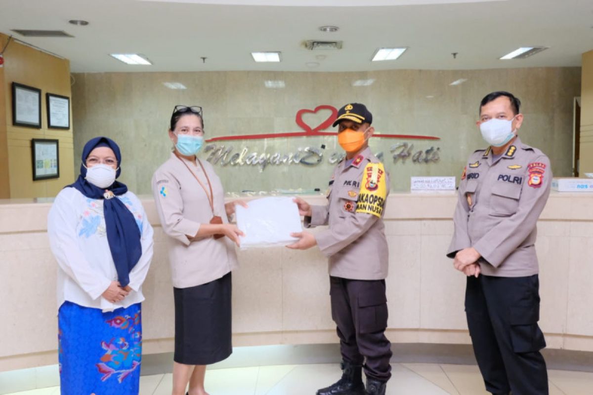 Wakapolda Sulsel bagikan APD untuk para medis RSUP Wahidin Sudirohusodo Makassar