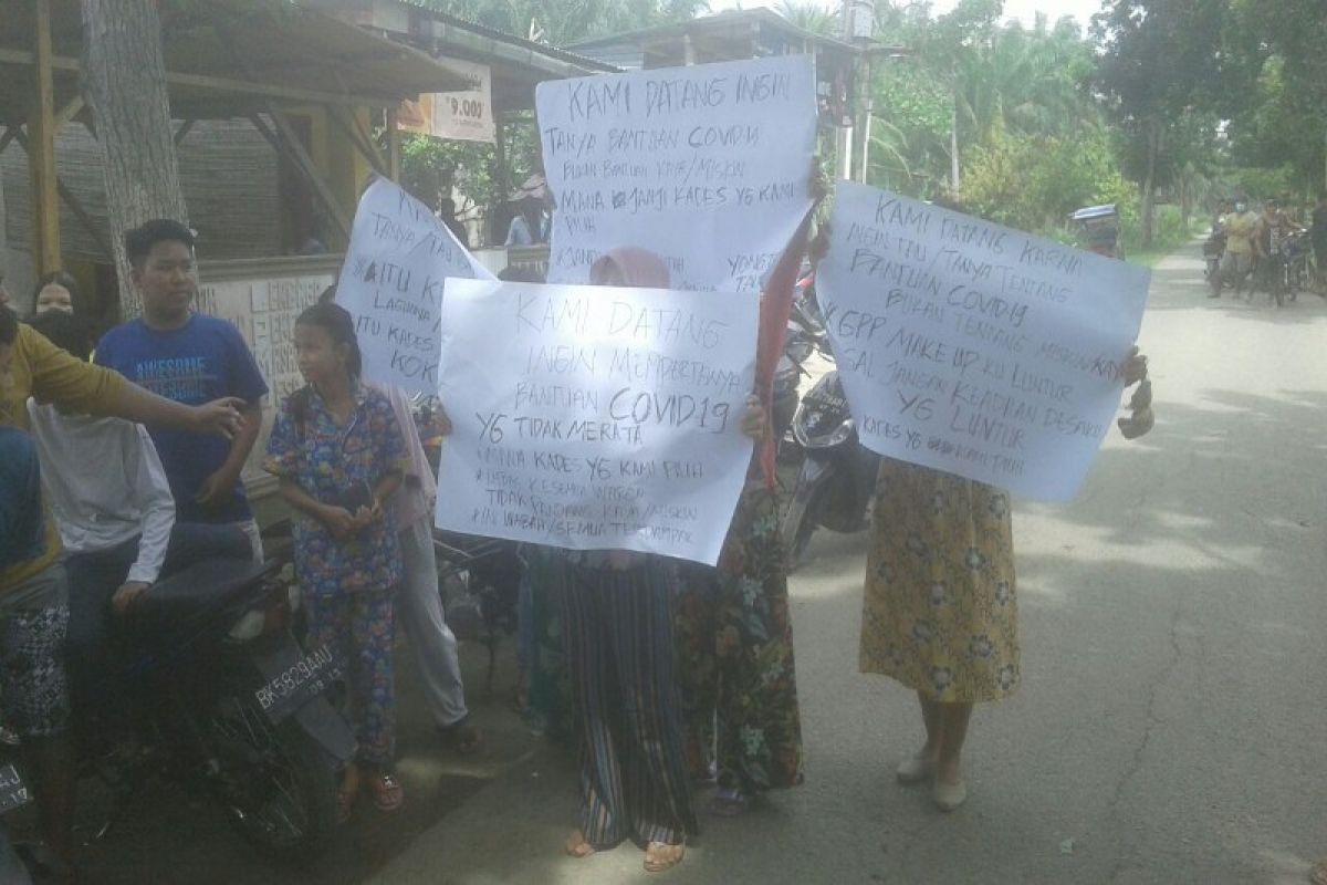 Tuntut klarifikasi bansos COVID-19, puluhan warga unjukrasa ke Kantor Desa Cempa Hinai Langkat