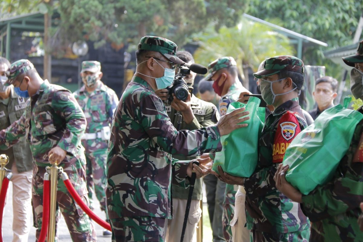 Kodam IX/Udayana bagikan 1.000 paket sembako bagi masyarakat