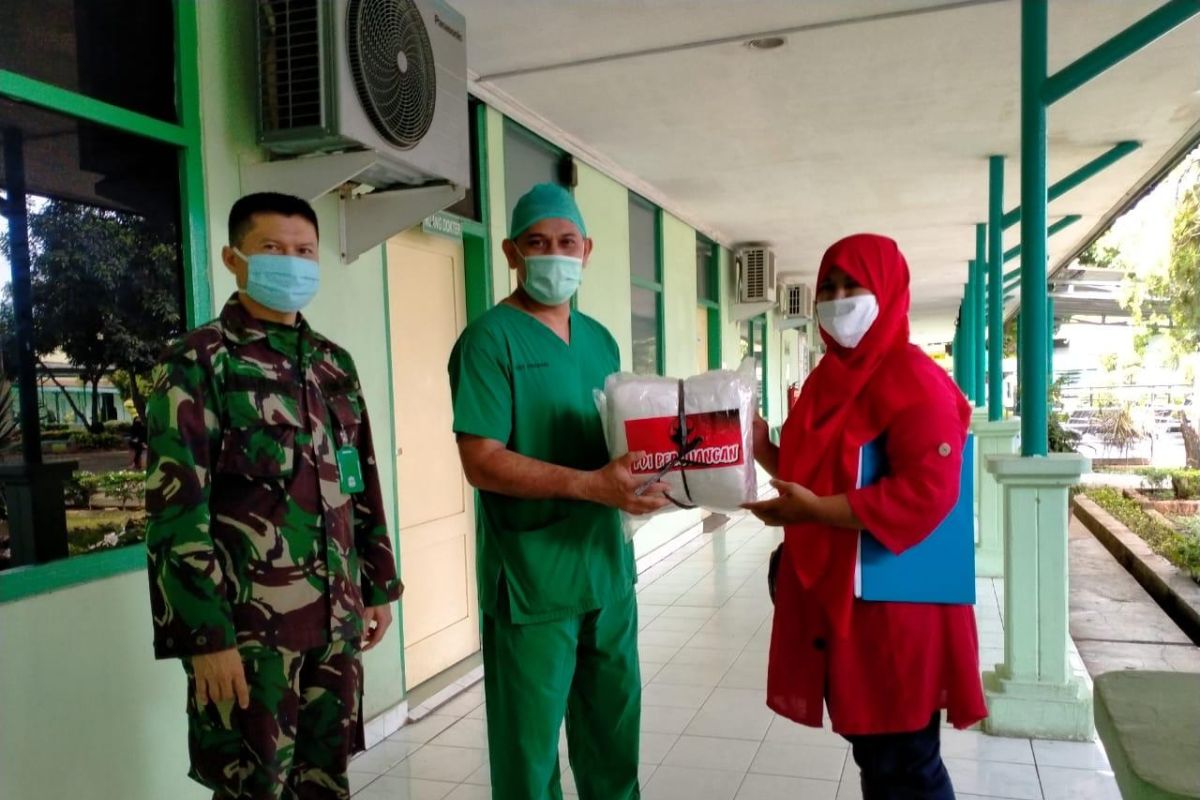 PDIP Sumbar distribusikan 900 set APD dan 3.900 masker medis untuk Puskesmas
