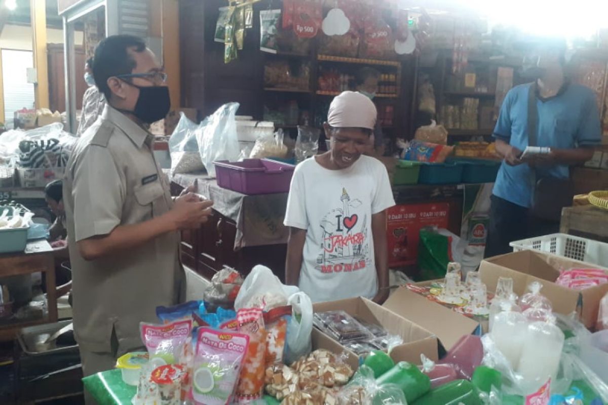 Pedagang pasar di Bantul diingatkan untuk pakai masker cegah COVID-19