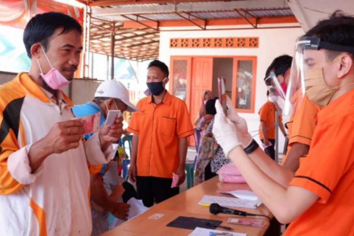 Kantor Pos Tanjung Tabalong  salurkan BST tahap pertama