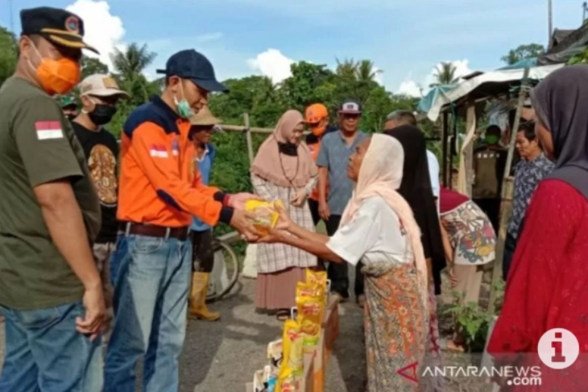 Wakil Bupati Hulu Sungai Tengah memberikan bantuan korban kebakaran