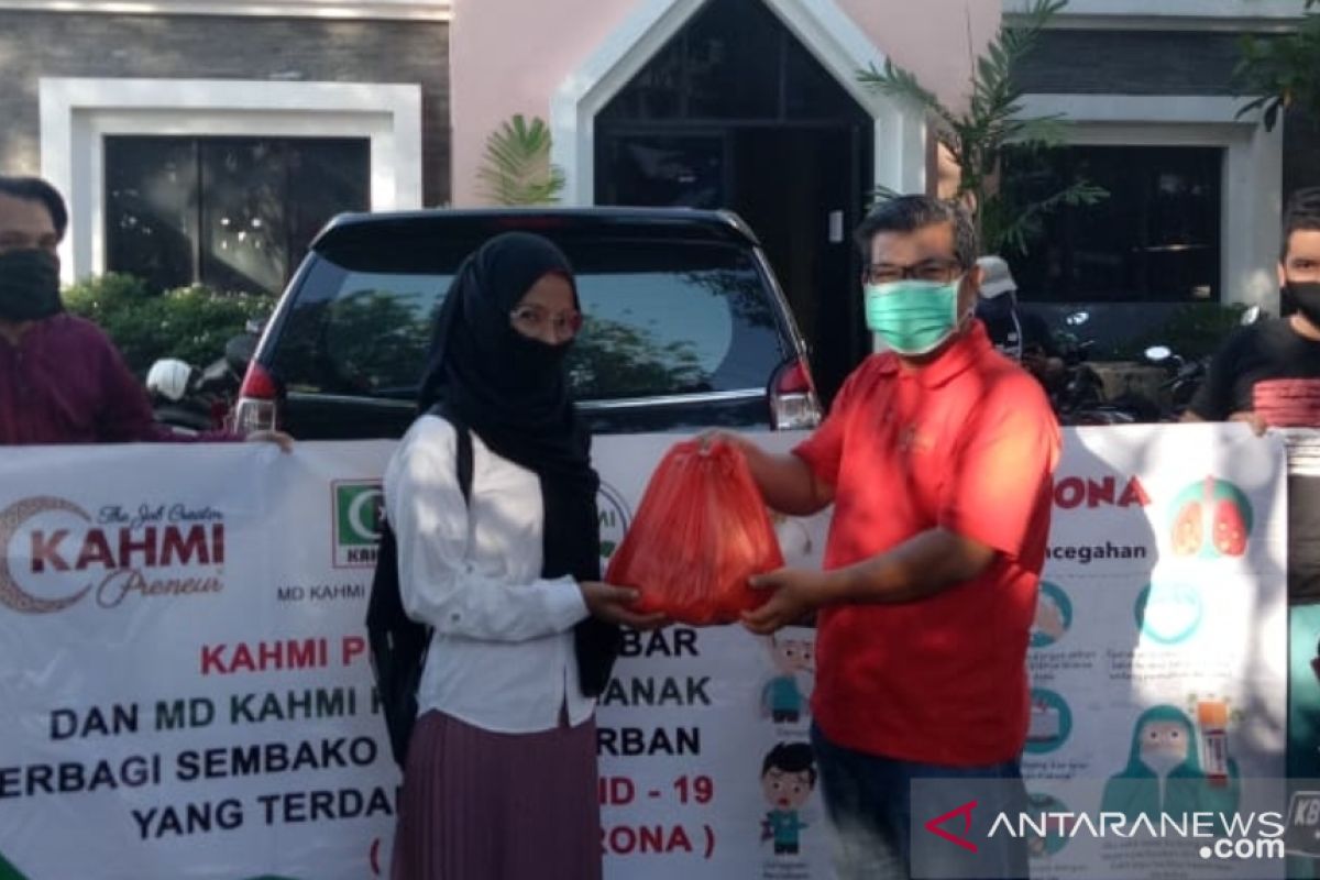 KAHMI Pontianak - Preneur Kalbar bagikan 100 paket sembako