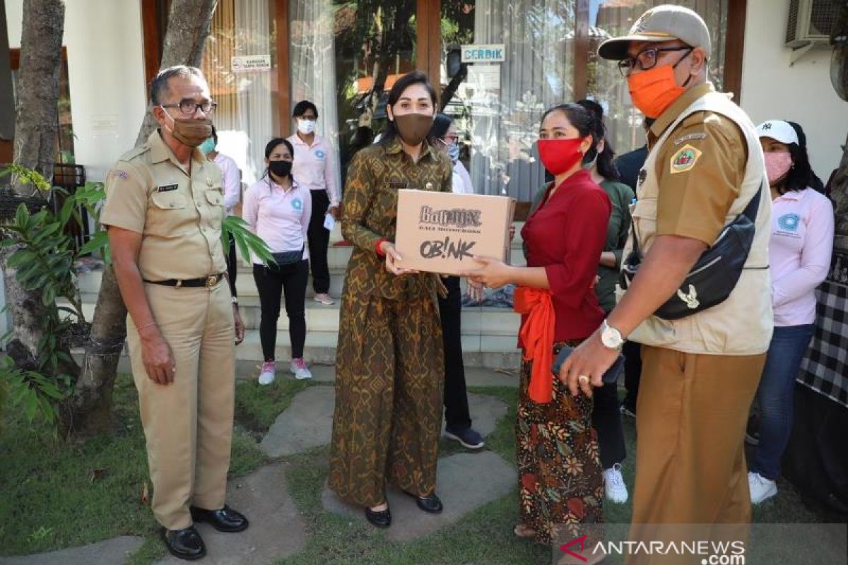 PKK Gianyar serahkan bantuan sembako bagi lansia