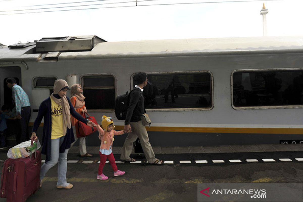 Besok KAI operasikan kereta luar biasa