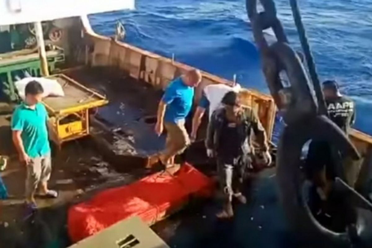 Again,  videos on burial at sea of Indonesian on Chinese boat go viral