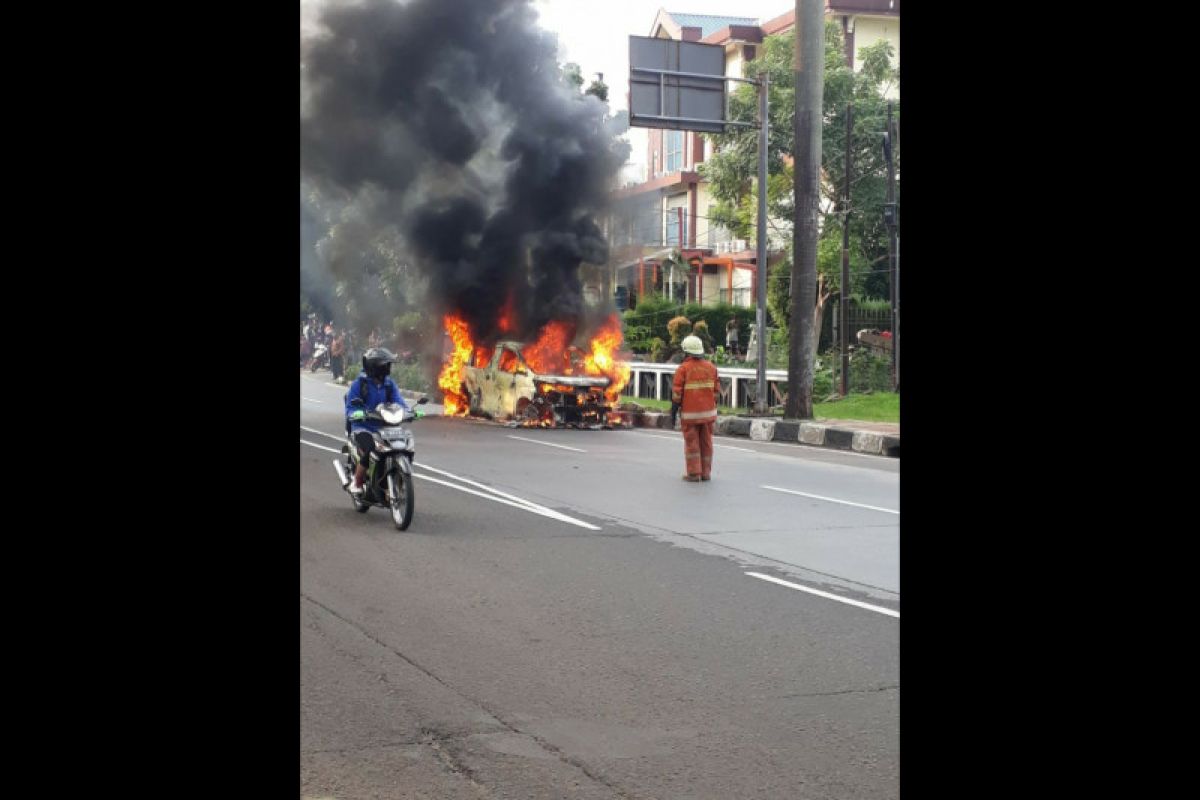 Minibus terbakar di Pondok Indah diduga akibat gangguan mesin