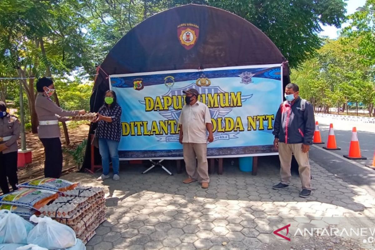 Polda NTT bagikan paket sembako untuk wartawan