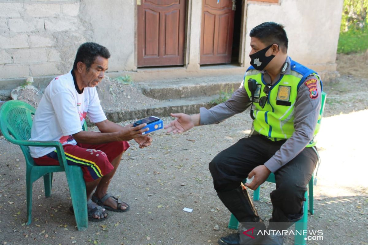 Kisah Roland yang meminjam gawai tetangga untuk kuliah daring