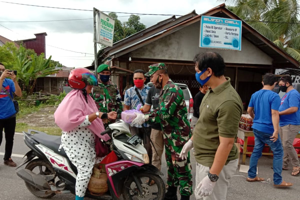 Jurnalis dan Provos TNI bagikan takjil di Putussibau Selatan