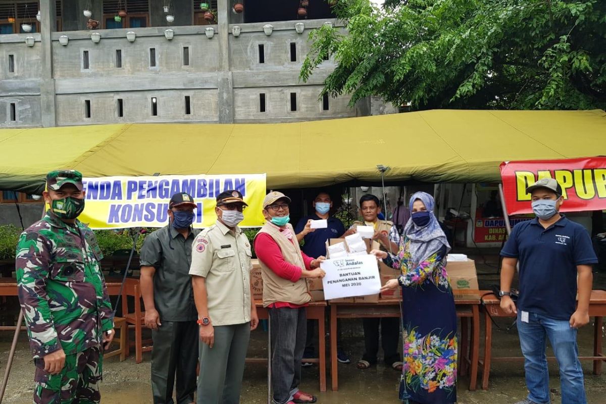 SBA berbagi takjil di posko korban banjir Garot Aceh Besar