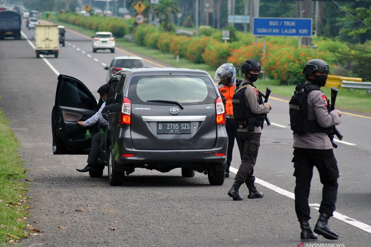 Jokowi: Hati-hati melonggarkan PSBB