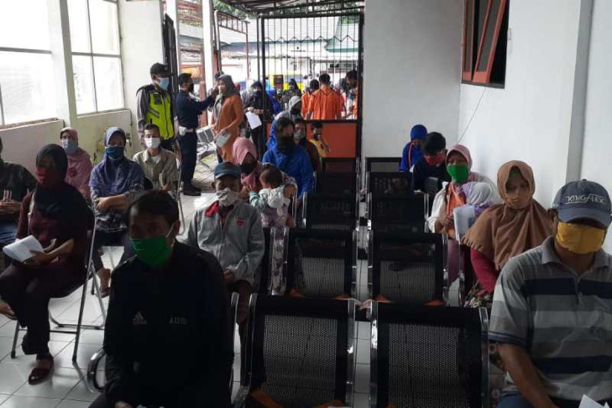 Wonosobo salurkan bantuan sosial tunai kepada 26.605 keluarga miskin