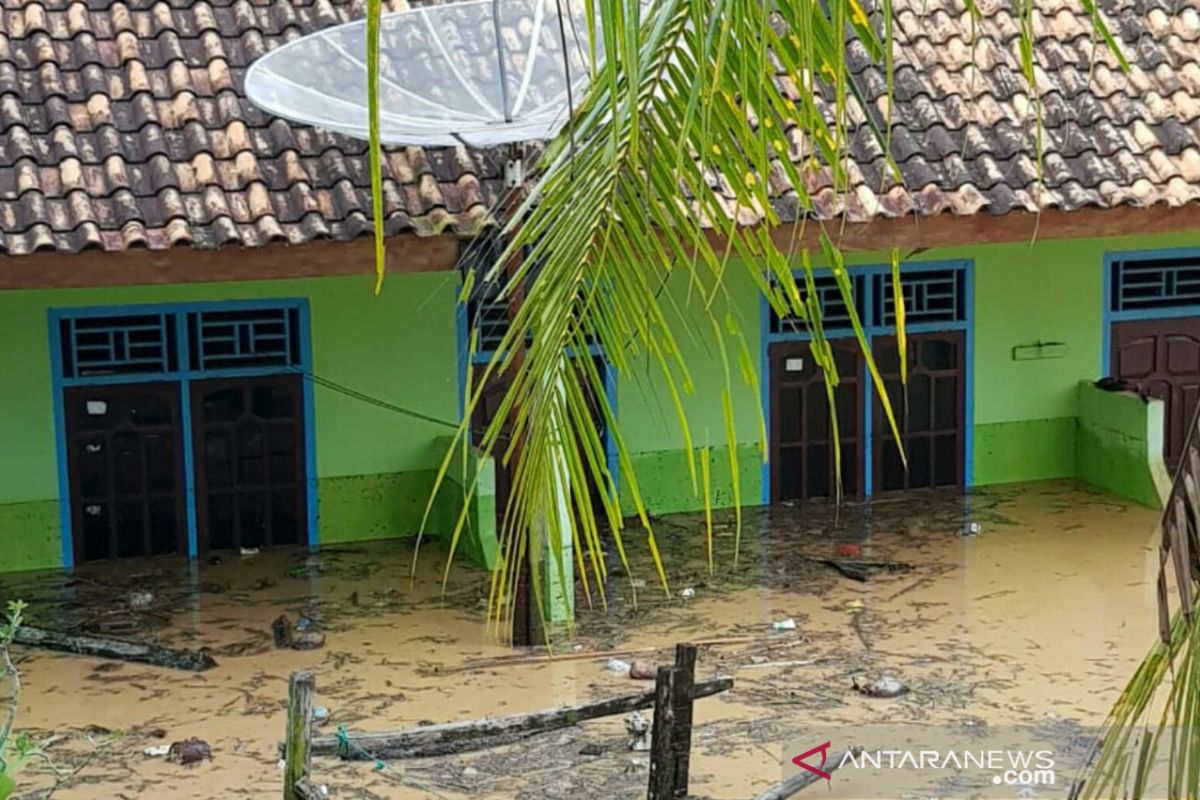 1.300 KK di OKU Selatan terdampak banjir bandang, BPBD dirikan posko penyaluran logistik