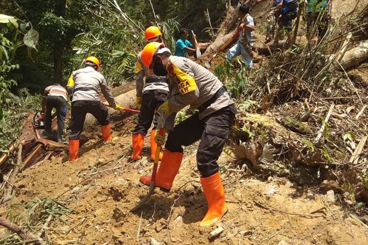 Polda Aceh kerahkan Brimob bersihkan longsor di Gayo Lues