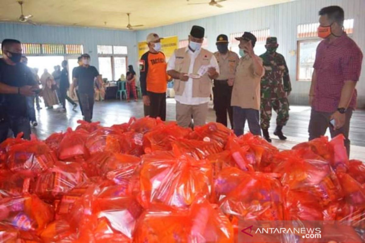 Bupati Edi Damansyah  salurkan paket sembako di Tenggarong Seberang