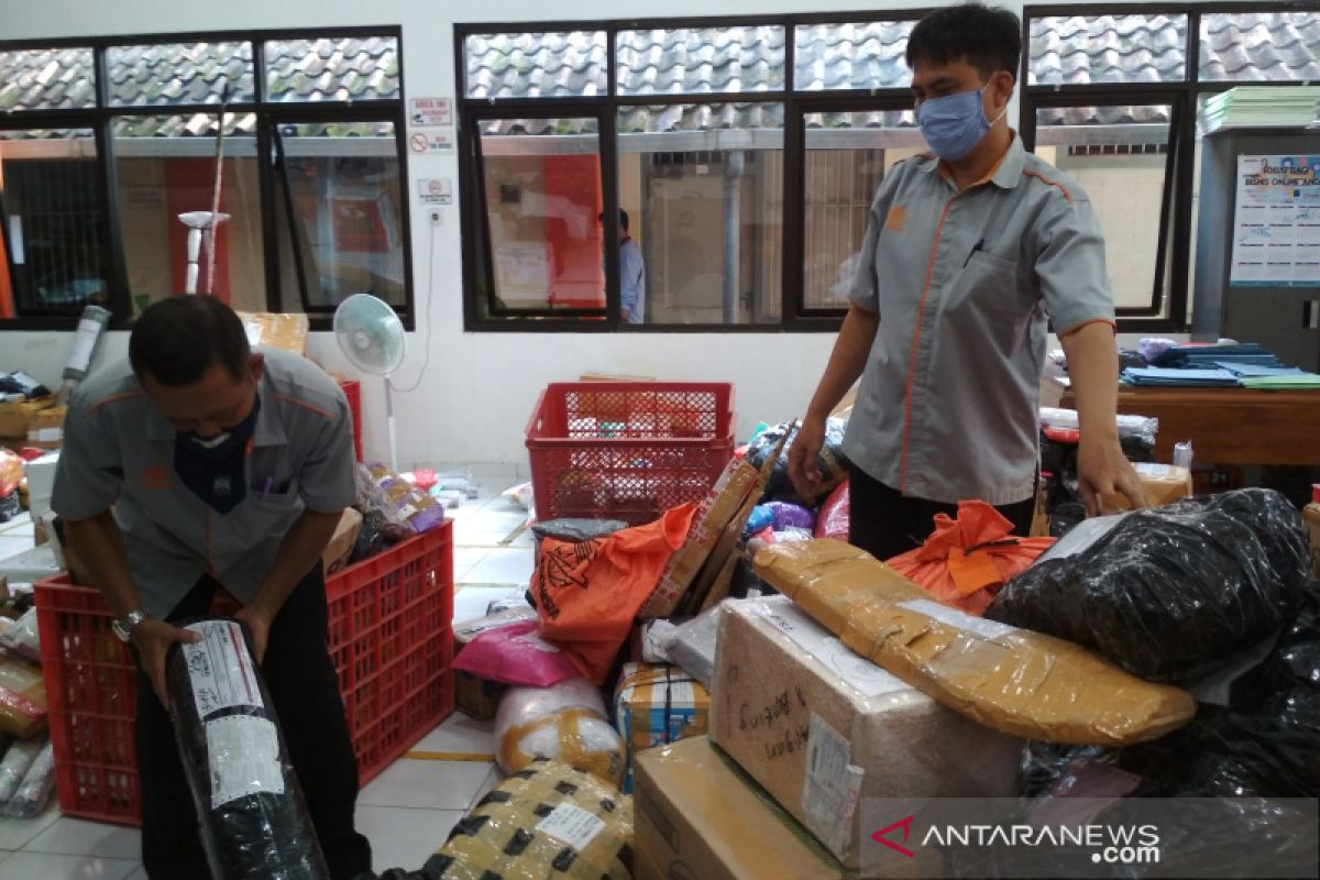 Pengiriman paket barang di Kudus melonjak