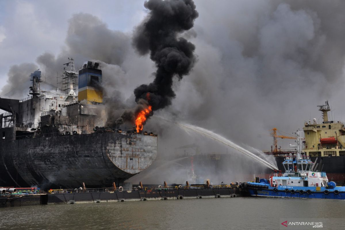 Evakuasi kapal tanker docking di Belawan yang terbakar terus dilakukan