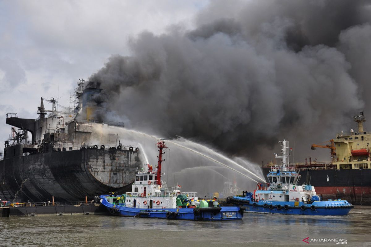 Kemarin, kapal tanker terbakar hingga Bandara Soetta membludak