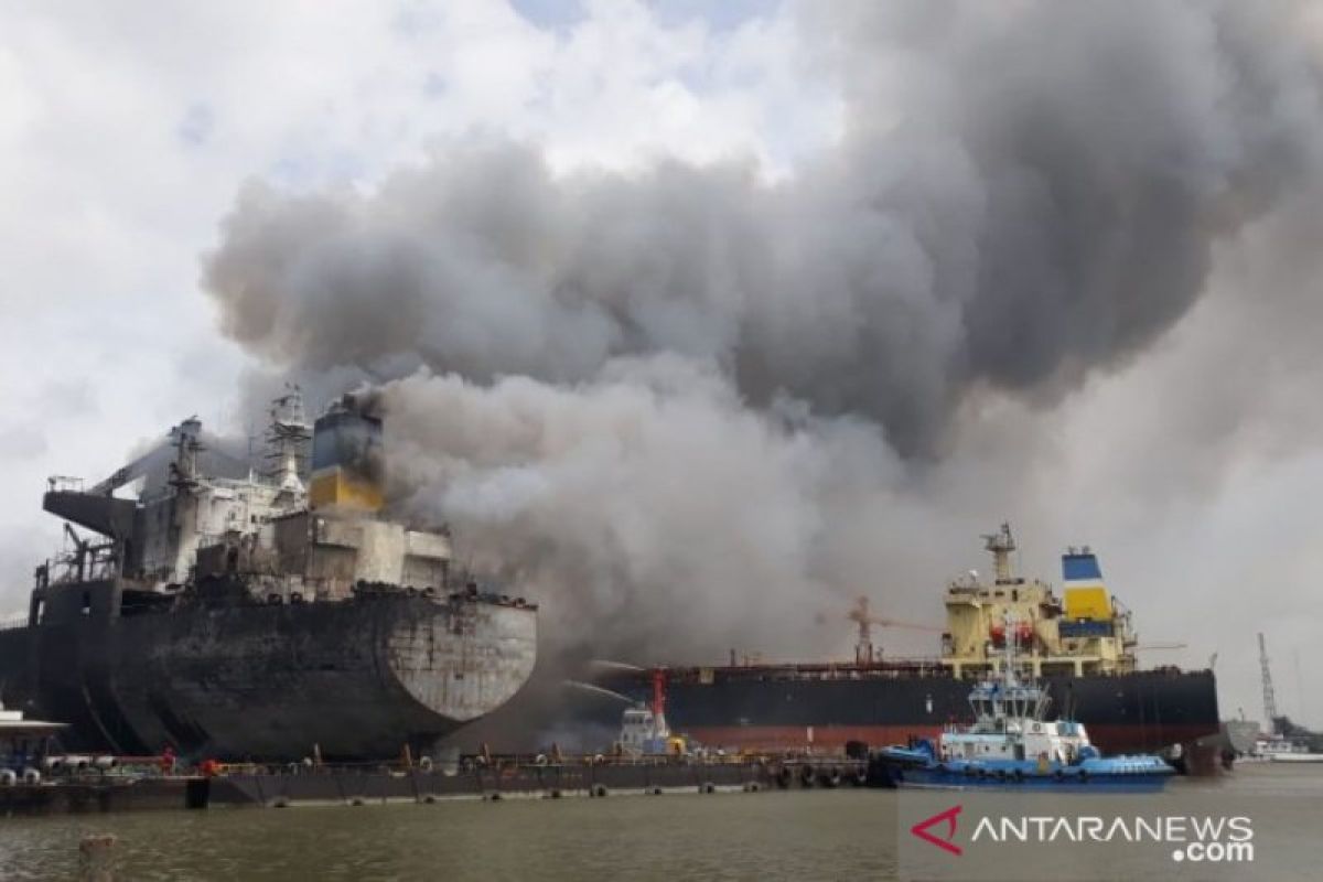 Sebuah kapal tanker terbakar di Pelabuhan Belawan Senin pagi