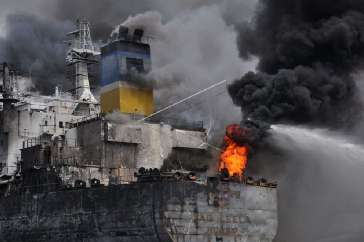Satu kapal tanker terbakar di Pelabuhan Belawan, penyebabnya masih diselidiki